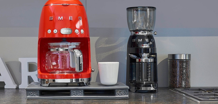 Первая портативная кофемолка от Smeg с аккумулятором для использования в дороге