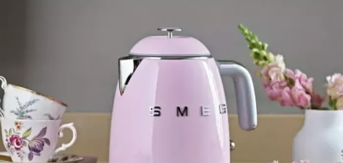 Smeg выпустила компактную версию чайника для небольших кухонь