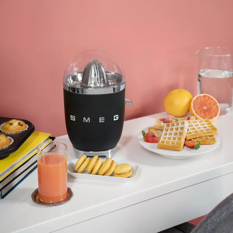 Smeg запустил компактные портативные соковыжималки для быстрого приготовления свежих напитков в дороге Smeg запустил компактные портативные соковыжималки для быстрого приготовления свежих напитков в дороге