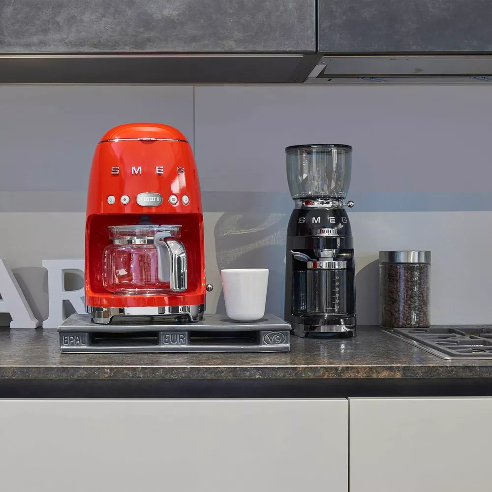 Первая портативная кофемолка от Smeg с аккумулятором для использования в дороге Первая портативная кофемолка от Smeg с аккумулятором для использования в дороге