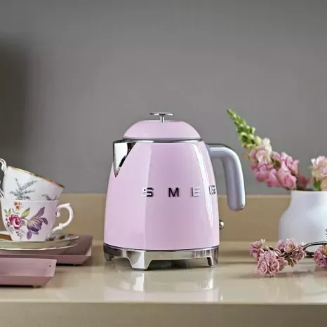 Smeg выпустила компактную версию чайника для небольших кухонь Smeg выпустила компактную версию чайника для небольших кухонь