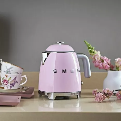 Электрический чайник мини SMEG KLF05PKEU